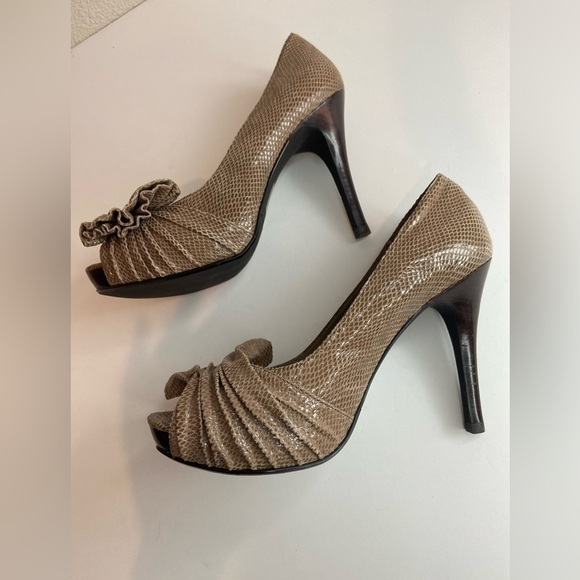 Moda Spana~Like New~Shimmery Taupe Faux Snakeskin Peep Toe Stilettos~Size 6 - Picture 12 of 14